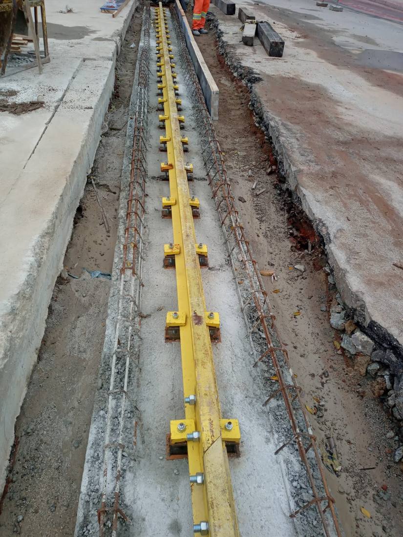 Montagem de caminho de rolamento em fundação de concreto